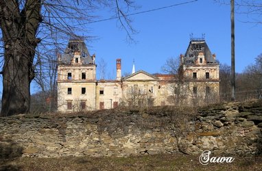 Widok ruiny paacu od strony cmentarza